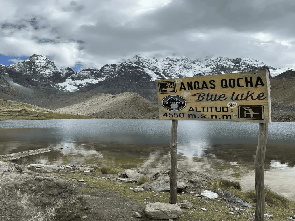 Anqas-qocha-blue-lake-ausangate-7-lakes